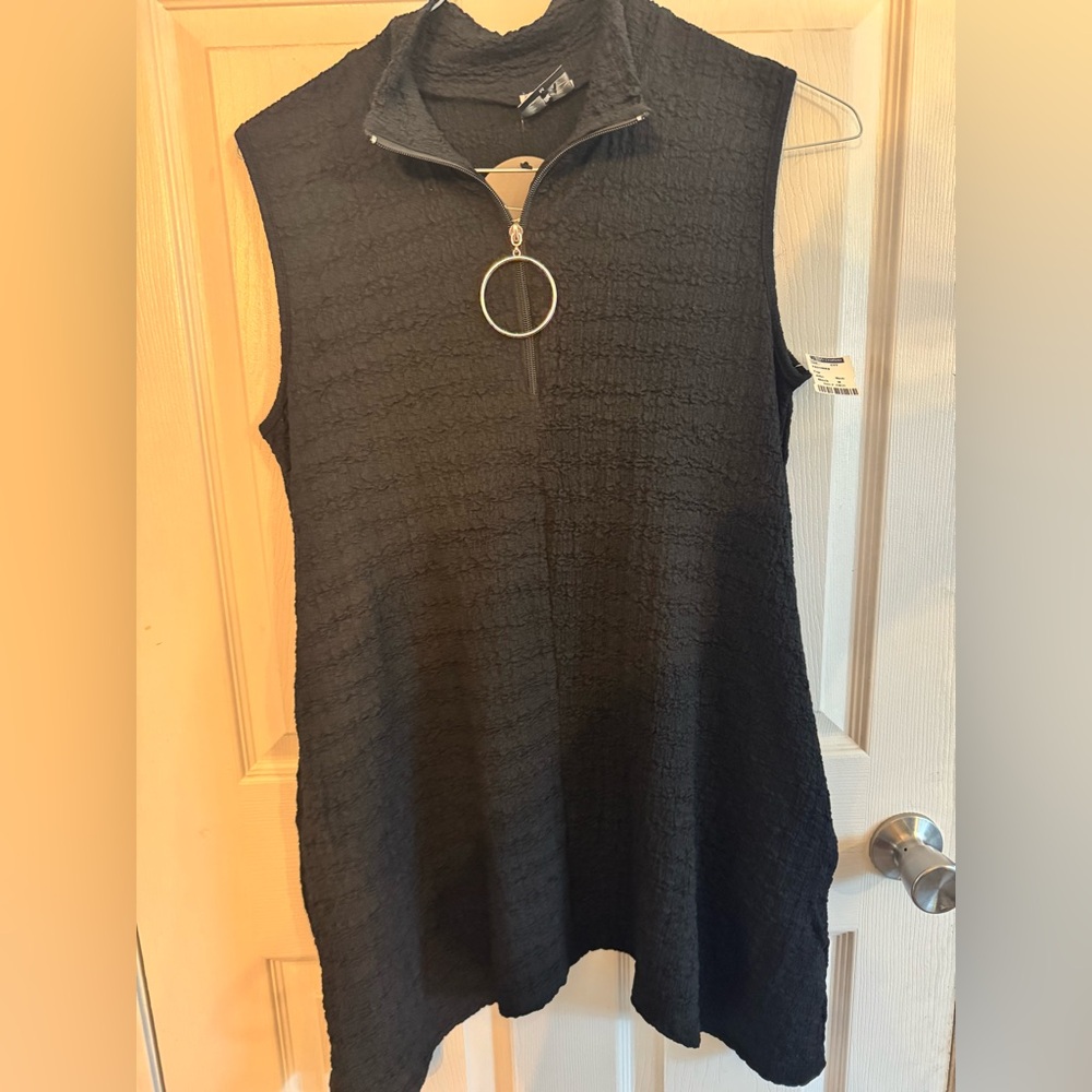 sleeveless women’s black top